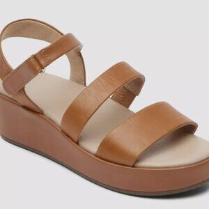Tan Rockport Aubriella flatform sandal size 7.5 / 38